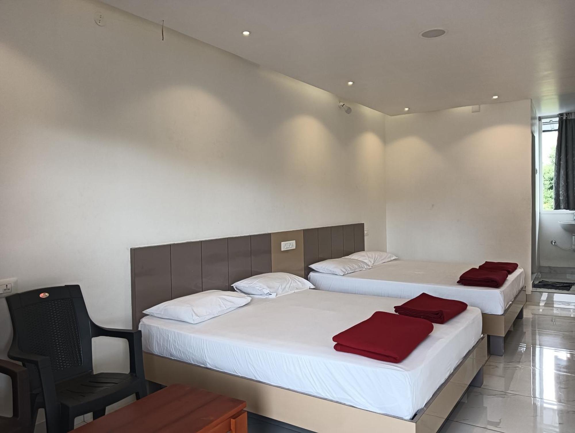Hilltop Hotel Valparai Luaran gambar