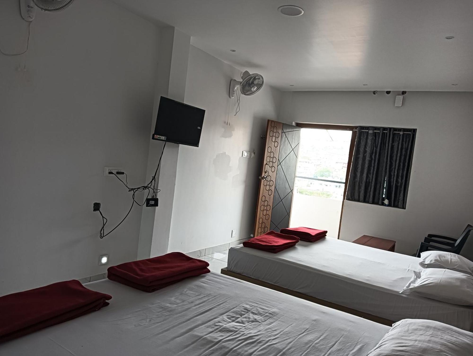 Hilltop Hotel Valparai Luaran gambar