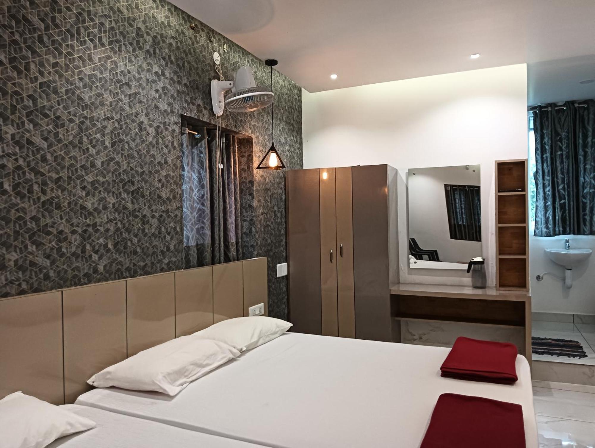 Hilltop Hotel Valparai Luaran gambar