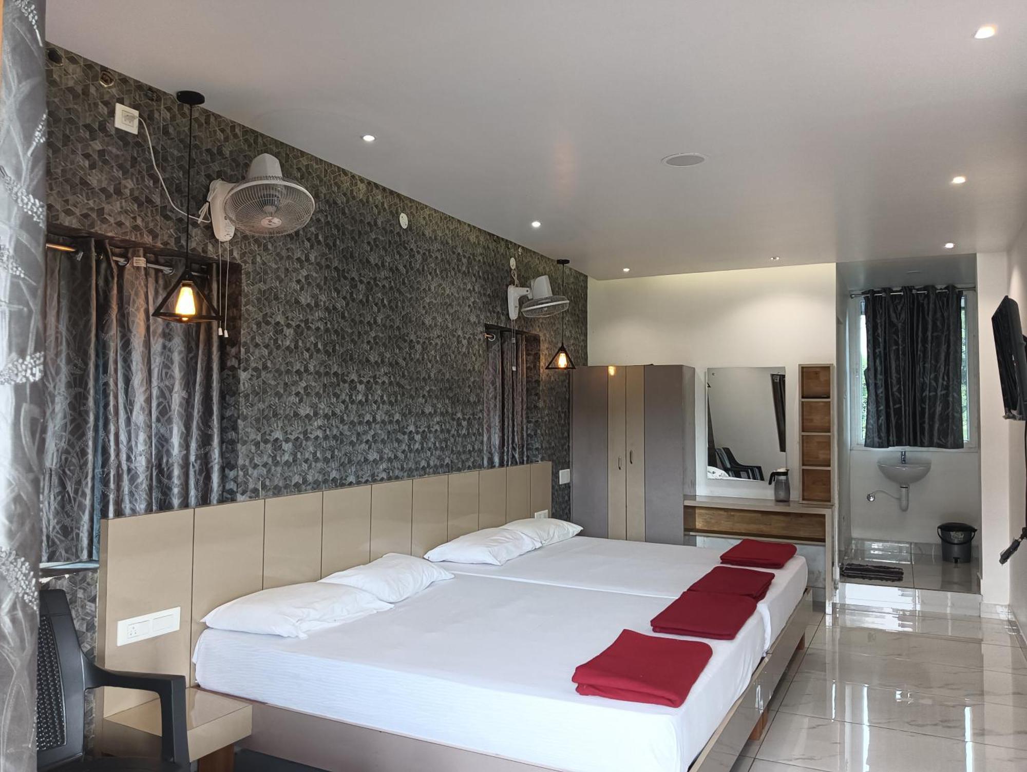 Hilltop Hotel Valparai Luaran gambar