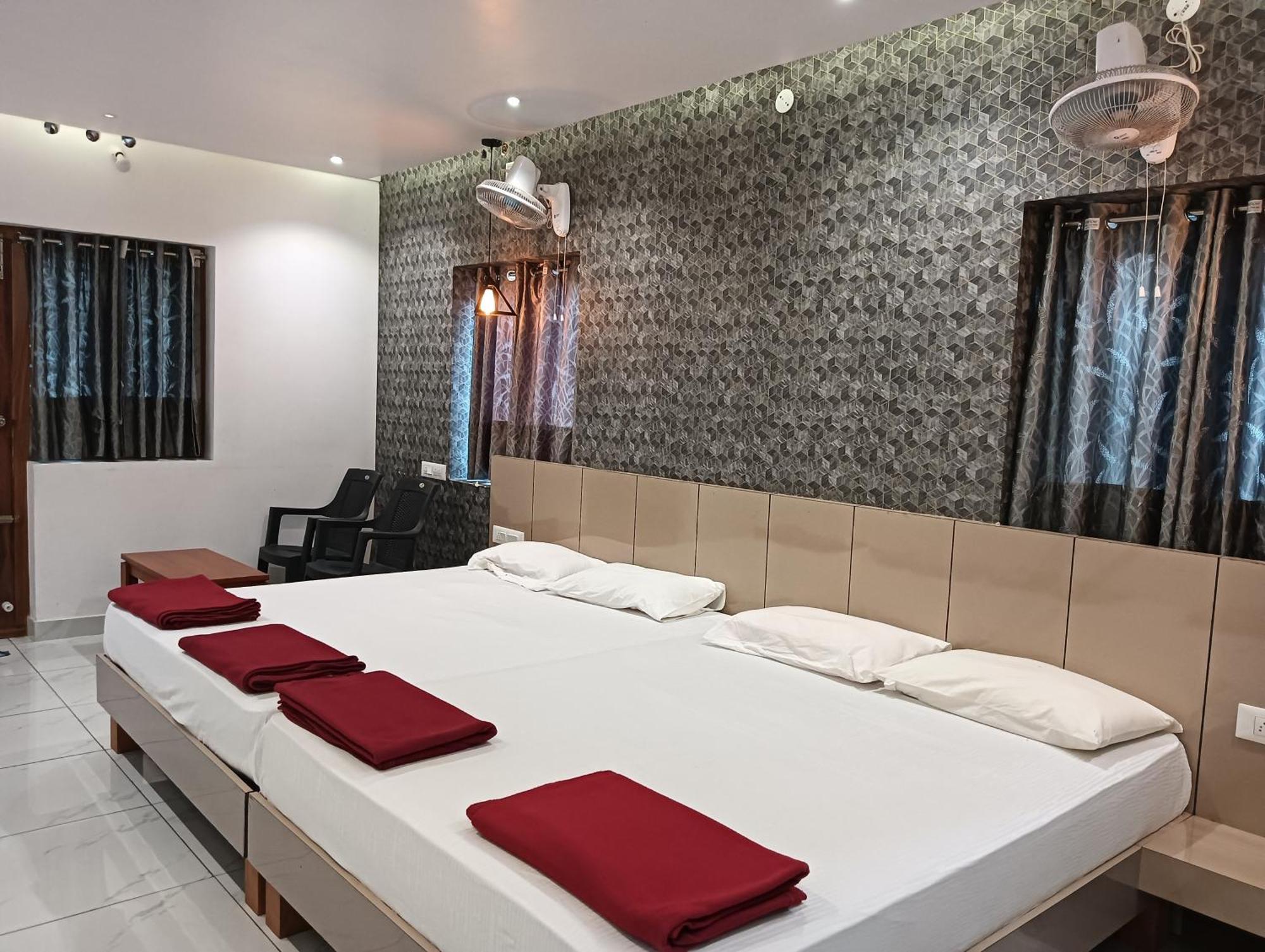 Hilltop Hotel Valparai Luaran gambar