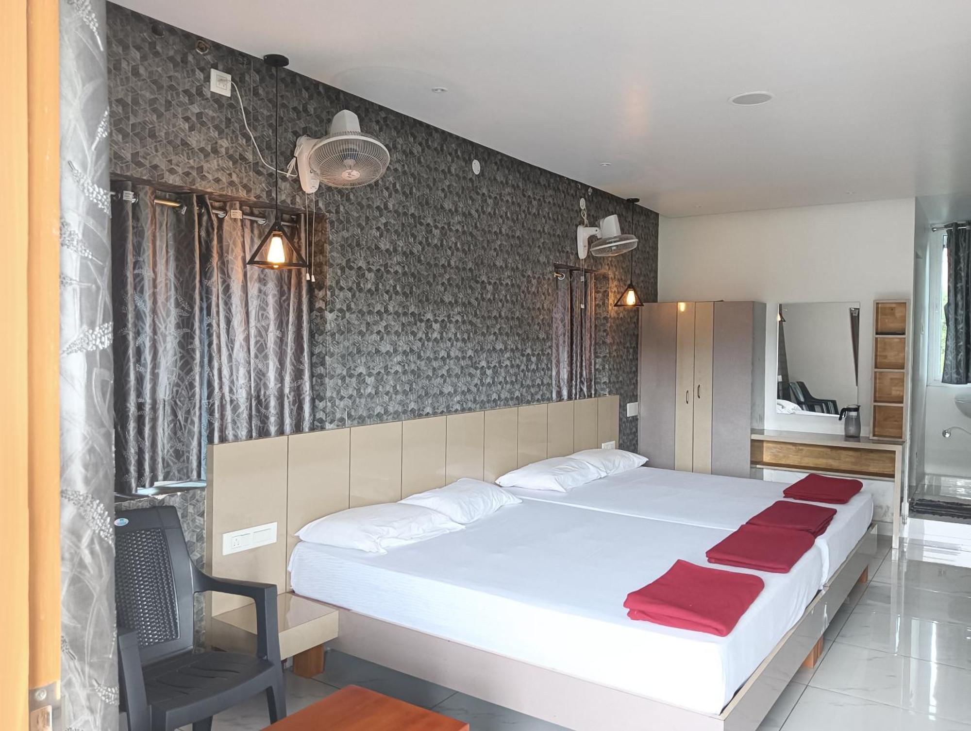 Hilltop Hotel Valparai Luaran gambar